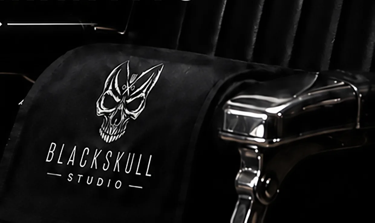 La poltrona da barbiere di Blackskull Studio con il telo firmato